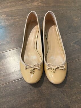 Tory Burch nude Patent Leather Ballet Flats with Gold Logo Charm and small heel